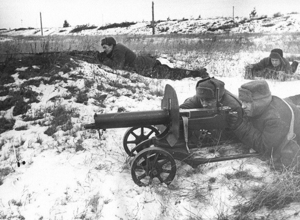 Расчет пулемета «Максим» А. Лебедева на огневой позиции на подступах к Москве. 1941 год