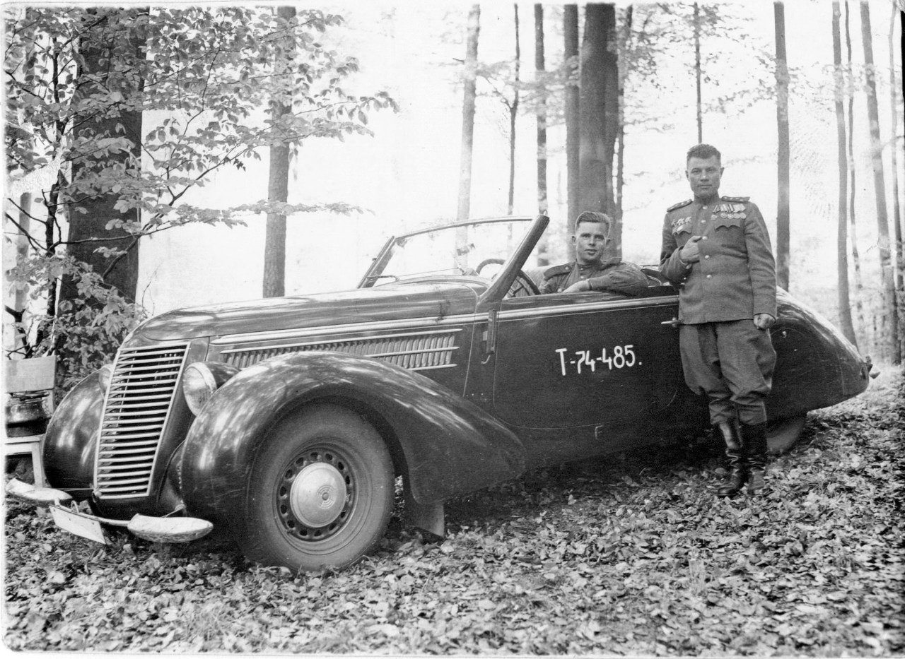 Трофейная машина «Штеер» командира 88-го отдельного гвардейского тяжёлого танкового полка П.Г. Мжачих. Берлин, 15 мая 1945 года. 