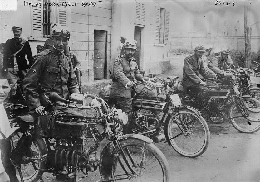 Итальянские мотоциклисты,1917г