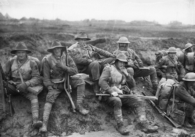 Австралийские и британские солдаты на привале во время боев за лес Маметц. Сомма, декабрь 1916г