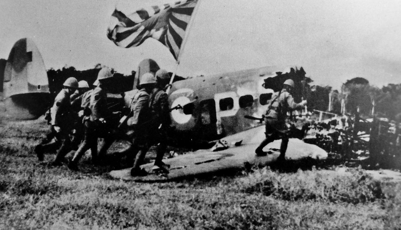 Японские морские пехотинцы бегут мимо сбитого австралийского бомбардировщика американского производства Lockheed «Hudson» в Малайе, 1942 г.
