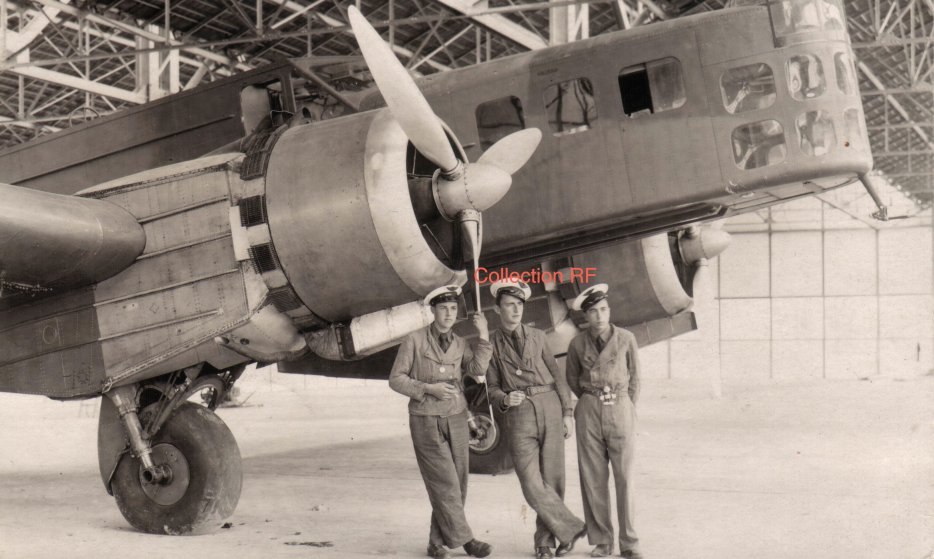 Экипаж французского бомбардировщика Блок МВ-210