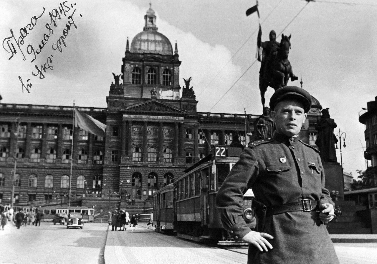 Военный фотокорреспондент газеты «Правда» гвардии капитан Николай Фиников. 9 мая 1945 года, Прага.