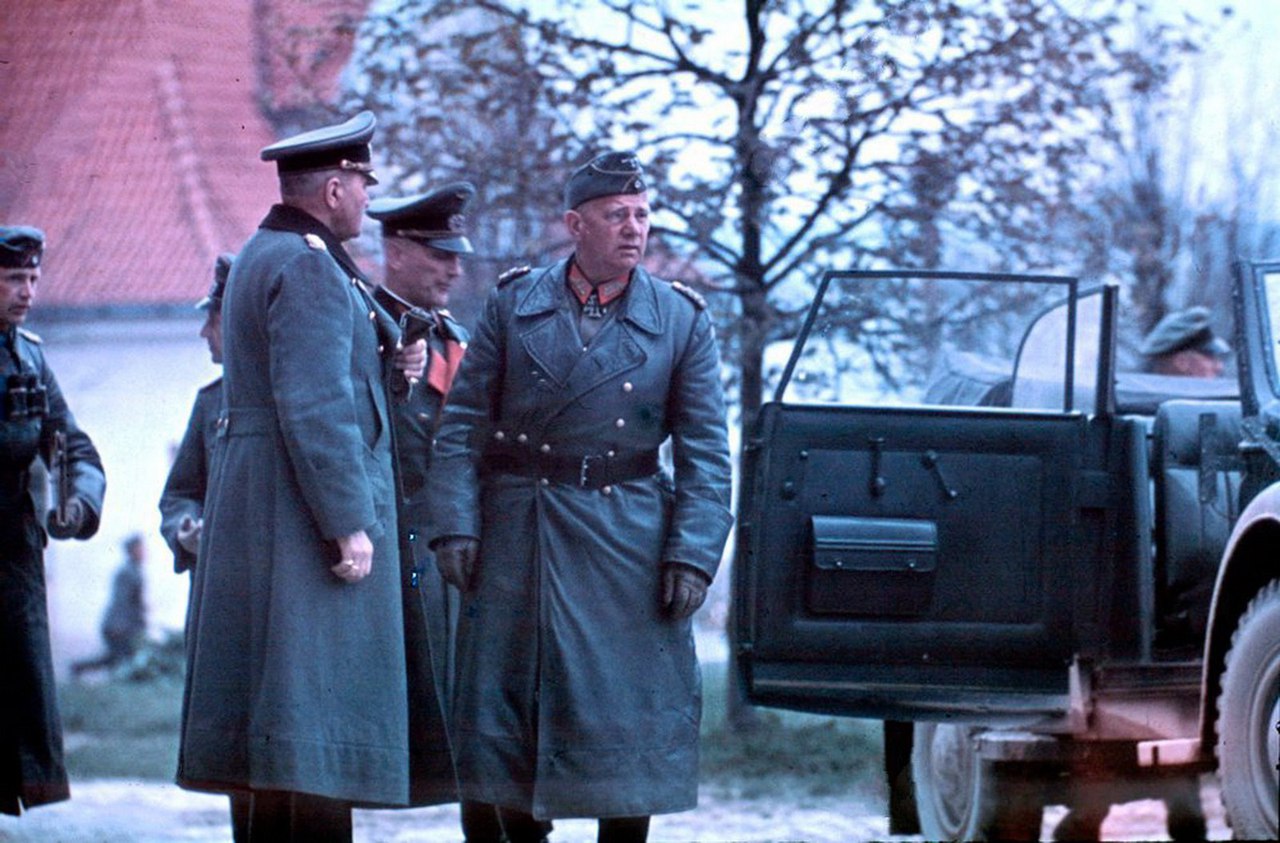 Командующий 6-й армией генерал-фельдмаршал Вальтер фон Рейхенау стоит возле своего штабного автомобиля. За ним стоит командир 297-й пехотной дивизии генерал артиллерии Макс Пфеффер. 1941 г.