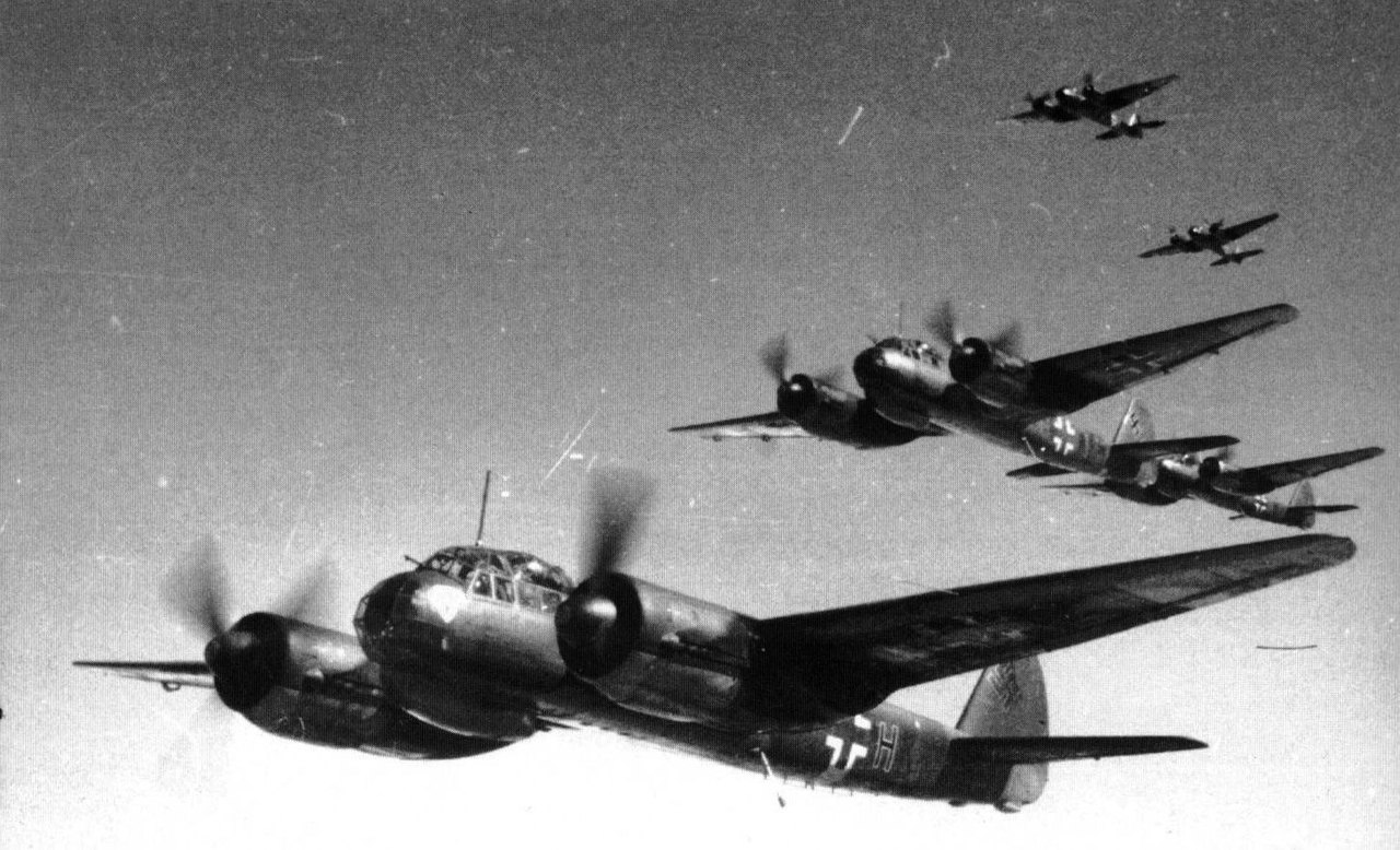 Бомбардировщики Юнкерс Ju-88A из 2-й эскадрильи 30-й бомбардировочной эскадры в полете над аэродромом Банак. Небо Норвегии, 1943 г.