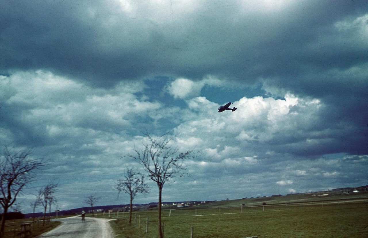 Снимок летящего бомбардировщика He-111H.
