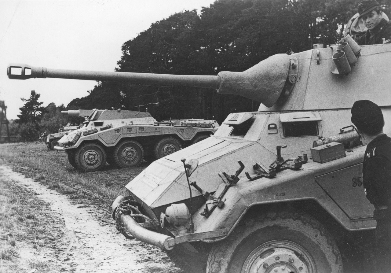 Тяжелые бронеавтомобили Sd.Kfz. 234/3 и Sd.Kfz. 234/2 на полигоне. 1944 г.