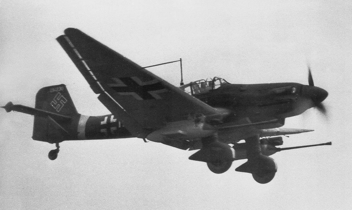Противотанковый штурмовик Ju.87G-2 из 10-й противотанковой эскадрильи 2-й эскадры непосредственной поддержки войск «Иммельман» в полете. 1944 г.