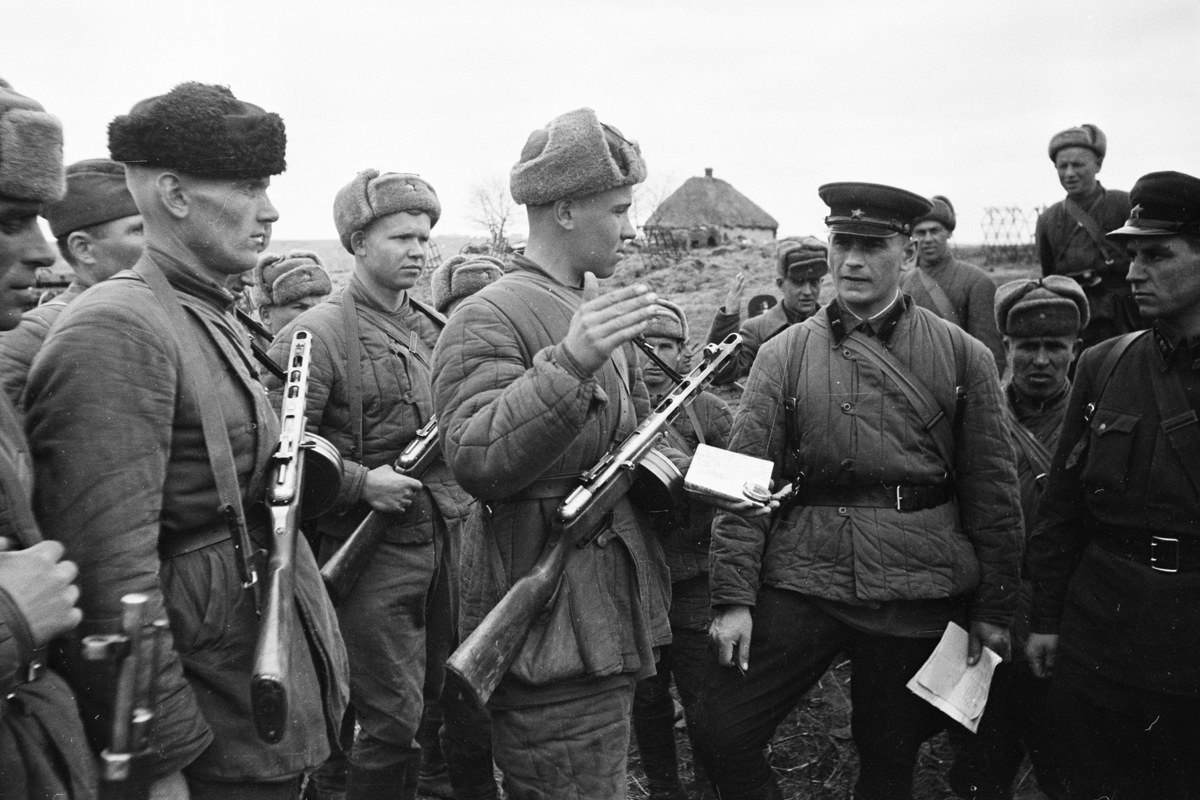Советские разведчики докладывают о выполненом задании, май 1942 года.