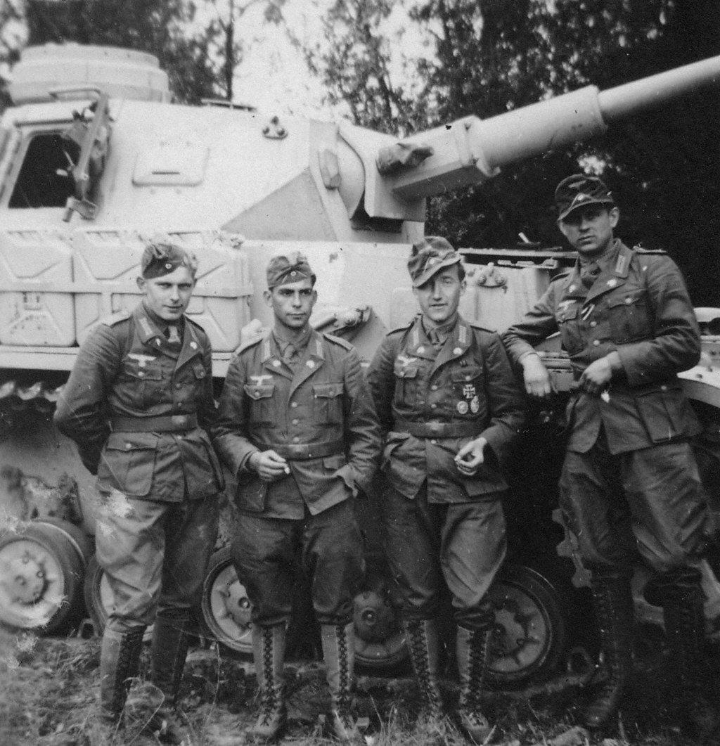 Танкисты 1-й роты 66-го танкового батальона Африканского корпуса вермахта у Pz.Kpfw. IV Ausf. G (Trop) во время подготовки высадки на Мальту (операция «Геркулес»). 1942 г.