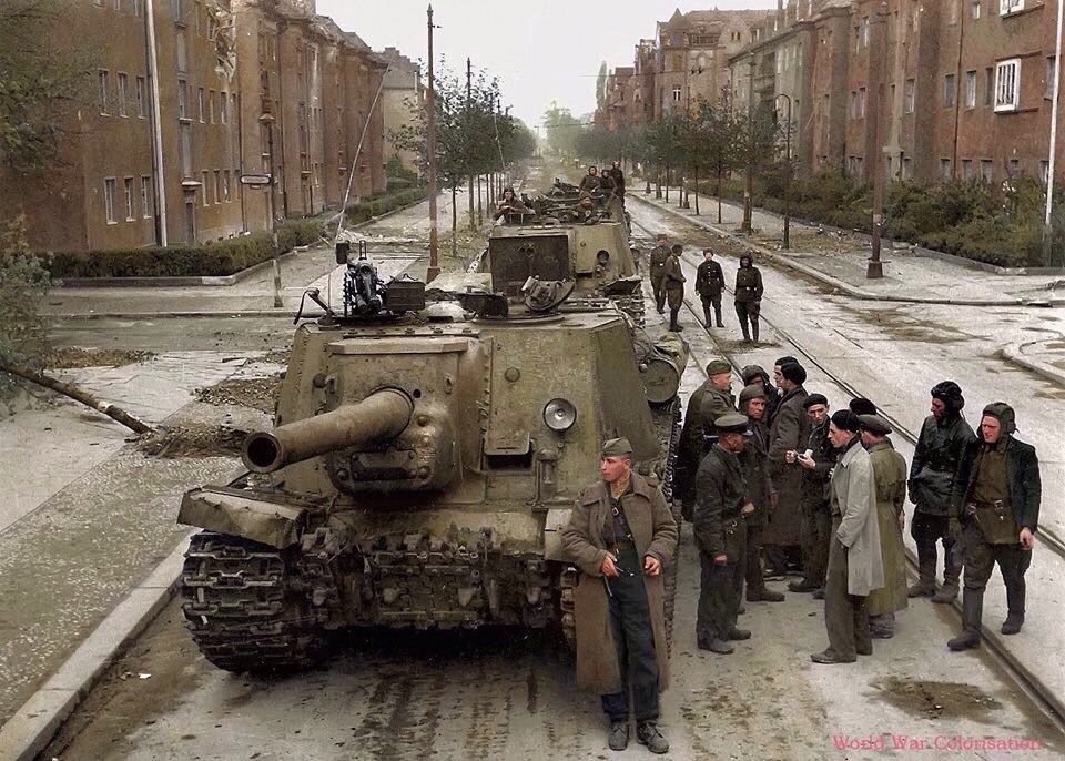 ИСУ-122 на улицах Берлина. Май 1945