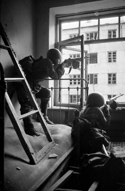Советские солдаты ведут бой из окна дома в Воронеже