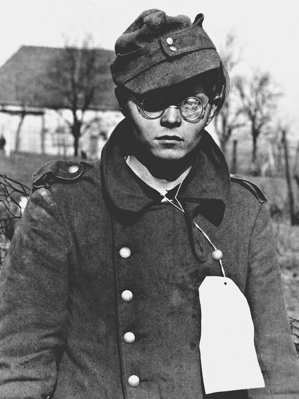 19-летний немецкий солдат, взятый в плен союзниками из 7-й армии США в приграничном французском городе Форбаш (Forbach), Лотарингия.