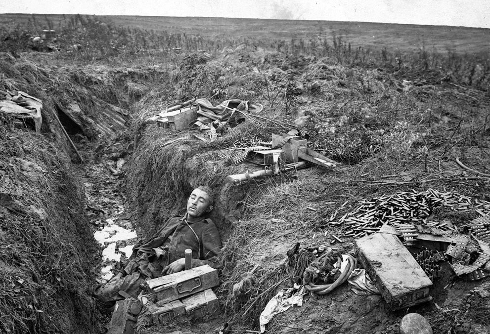 Немецкий пулеметчик лежит убитым на своем посту в окопе, вблизи города Hargicourt, во Франции, 19 сентября 1918.