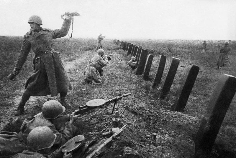 Бойцы 3-го Украинского фронта у противотанковых заграждений во время боев под Одессой. 1944 год.