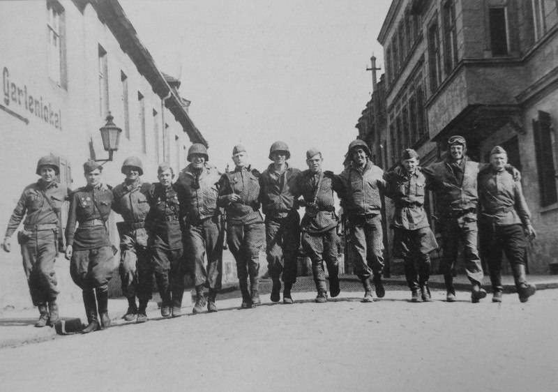 Солдаты 58-й гвардейской стрелковой дивизии и американской 69-й пехотной дивизии (69th Infantry Division) идут, обнявшись за плечи, по улице Торгау. 1945 год.