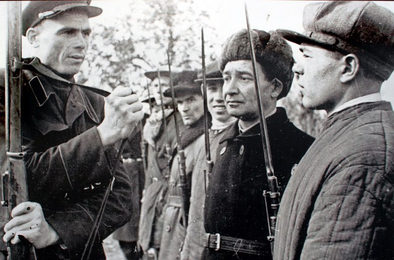 Куйбышевские ополченцы на строевых занятиях во время Всеобщего военного обучения. 1941 год.