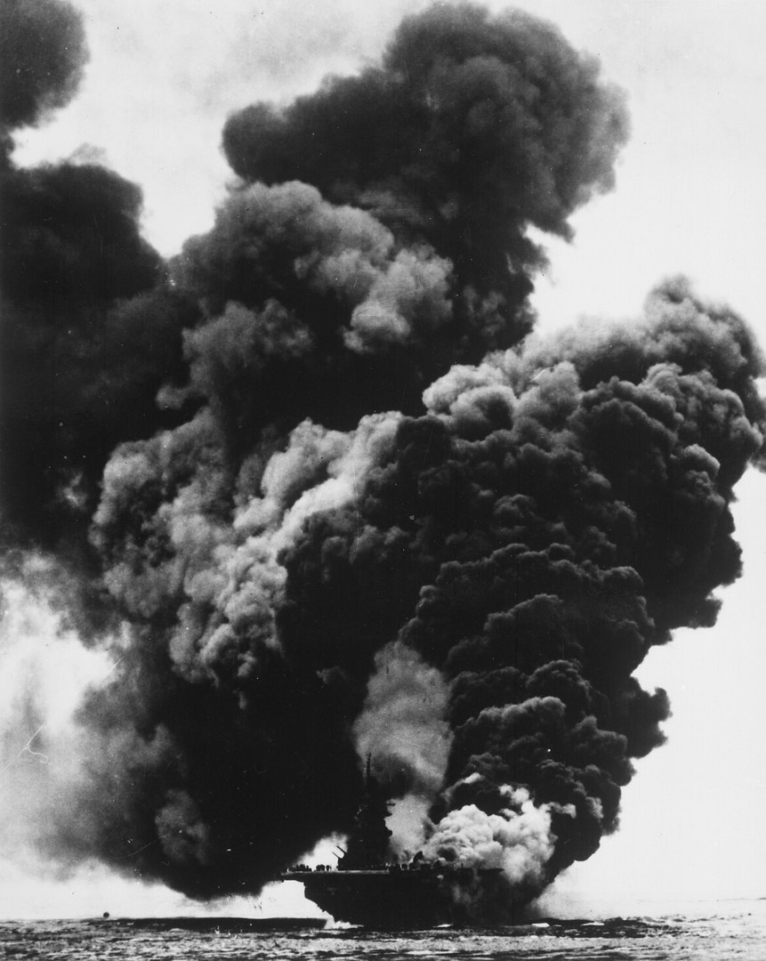 Пожар на американском авианосеце "Сент-Ло" в результате атаки камикадзе, вследствии чего он затонул.