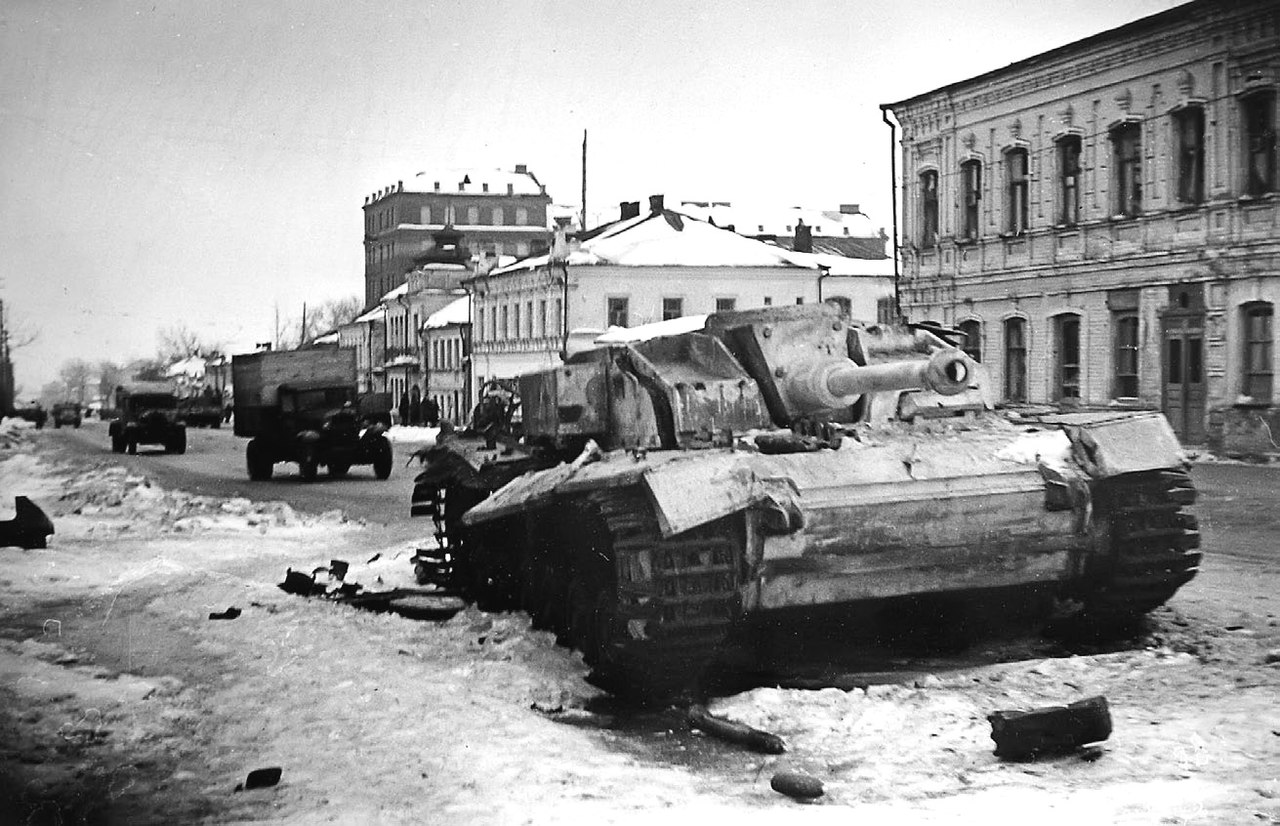 Подбитое немецкое штурмовое орудие StuG III Ausf G. на улице Курска, март 1943 года.