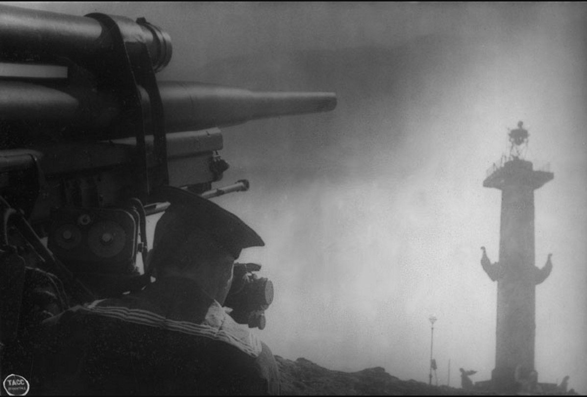 Зенитная батарея старшего лейтенанта Ибатулина на берегу Невы. Июнь 1942 года.