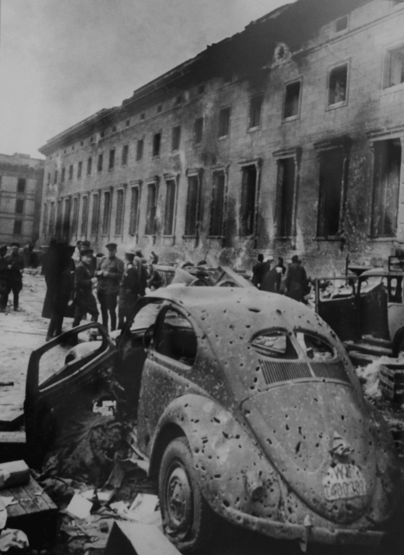 Советские офицеры у разбитых немецких автомобилей во дворе имперской канцелярии в Берлине. 1945 год.