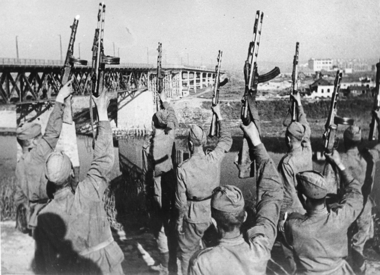 Советские бойцы у моста салютуют в честь освобождения Витебска от немецкой оккупации. 26 июня 1944 года.