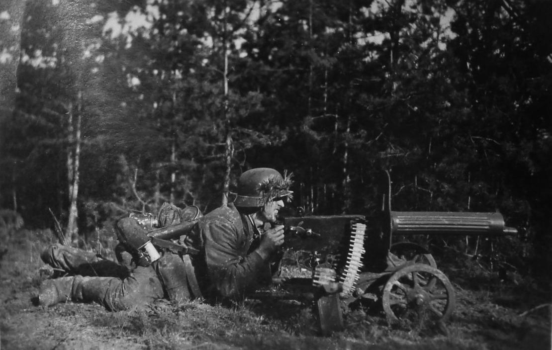 Немецкий солдат с трофейным советским пулемётом Максим.