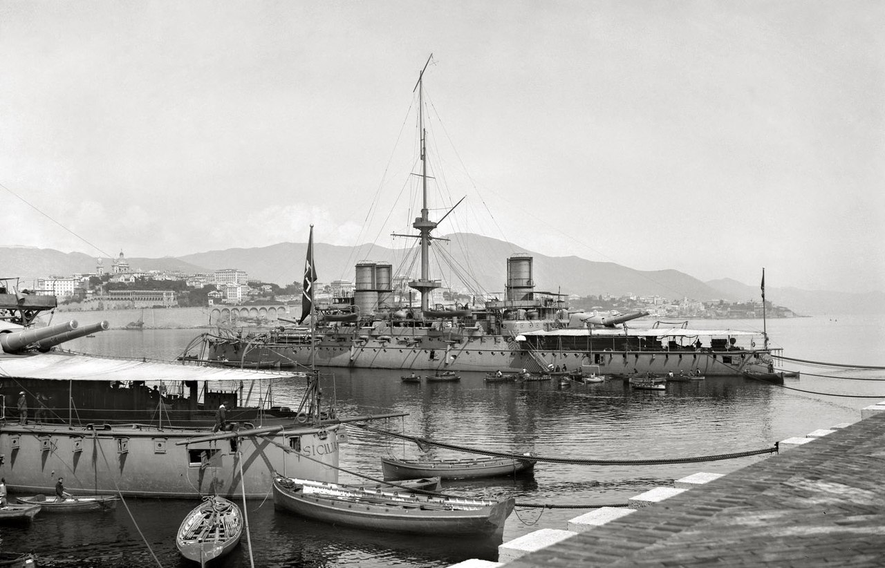 Броненосец Сарденья в Генуе,ок. 1900г.Слева систершип Сицилия