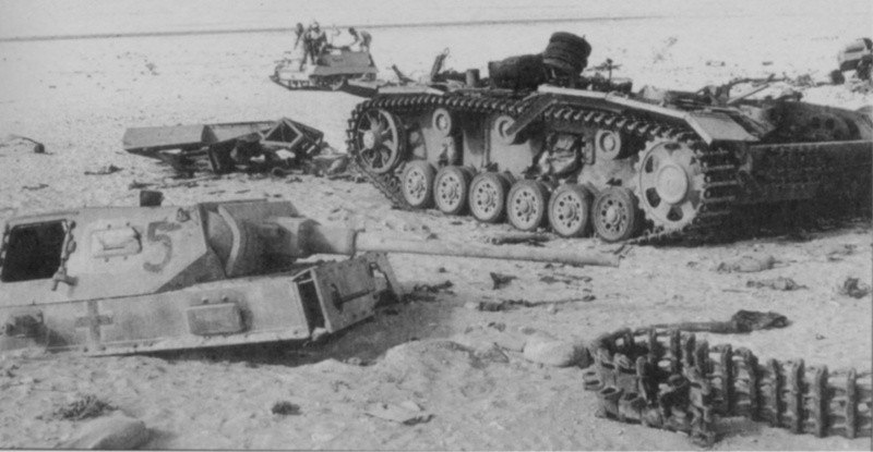 Немецкий танк Pz.Kpfw lll Ausf J из состава 15-й танковой дивизии разорванный взрывом после попадания в боекомплект.Северная Африка.