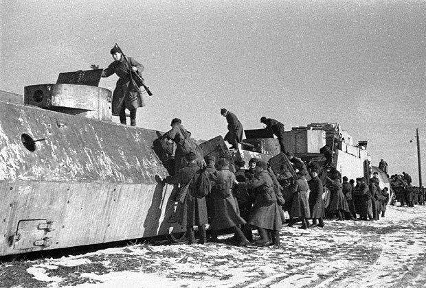 Бронепоезд "Москвич".Волховский фронт, ст.Кириши,1942 год.