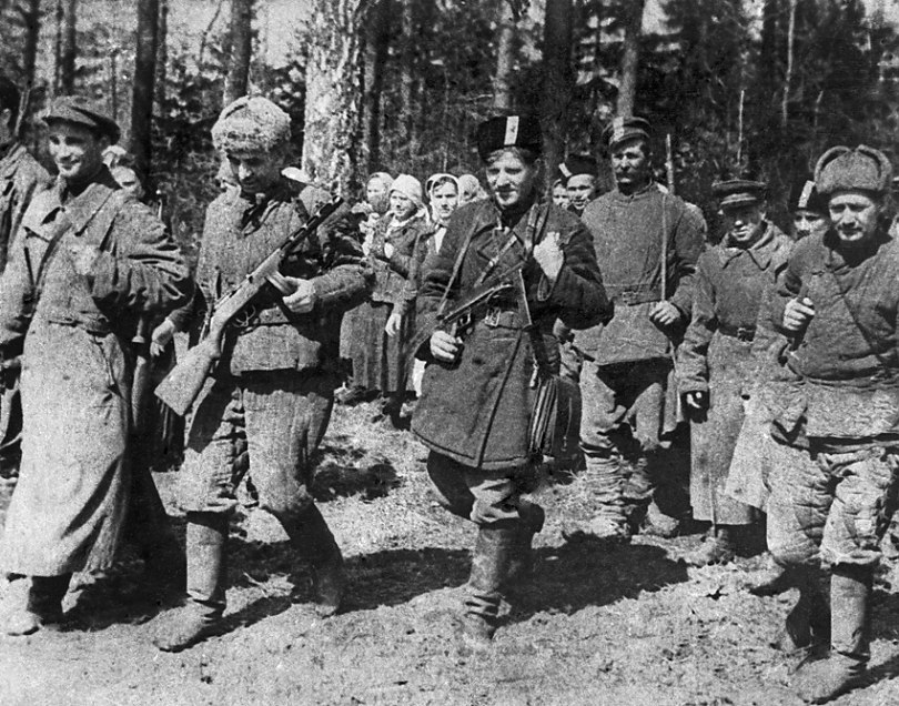 18 апреля 1942 года. Партизаны после разгрома немцев в селах Тарасовке и Шемякине. Второй слева Герой Советского Союза Емлютин.