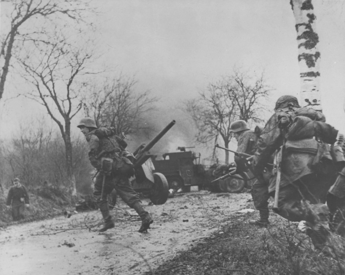 Кадры разгрома автоколонны 14-й американской кавалерийской группы бойцами 1-й танковой дивизии СС «Лейбштандарт СС Адольф Гитлер».