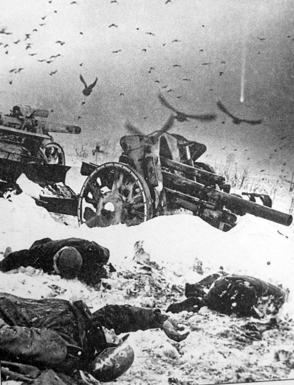 Убитые немецкие солдаты и брошенная немецкая артиллерия во время декабрьского контрнаступления Красной Армии под Москвой, декабрь 1941 года.