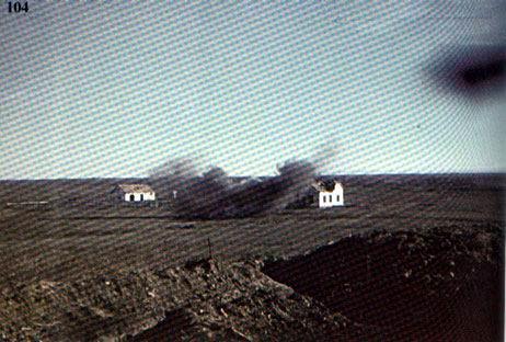 Момент попадания немецкого снаряда в дом, где засели бойцы Красной Армии. 1942 год.