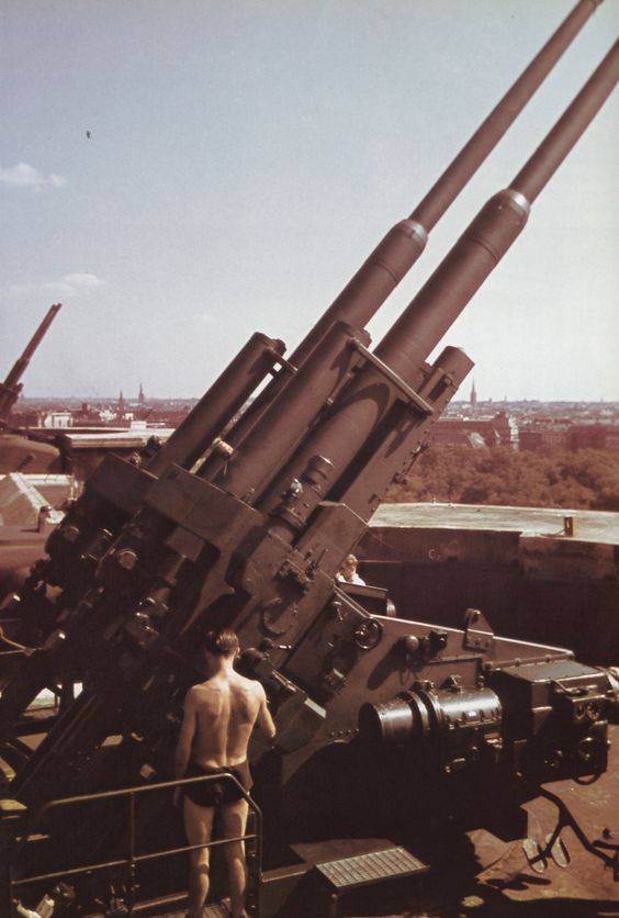 Спаренные установки 128-мм зенитных орудий FlaK 40 на Flakturm в Вене, Вторая мировая.
