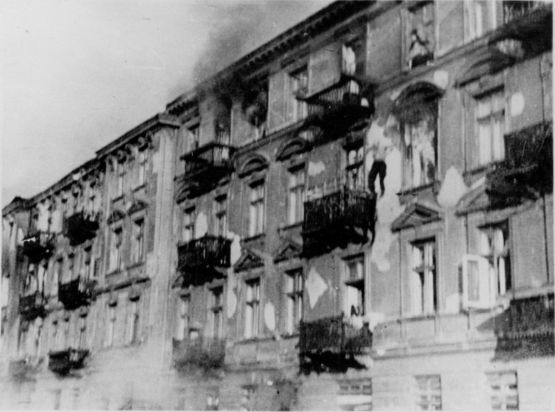 Еврей выпрыгивает из окна здания во избежание захвата в ходе восстания в Варшавском гетто. Улица Низкая (Ulica Niska) дома №23 и №25, 1943 год.