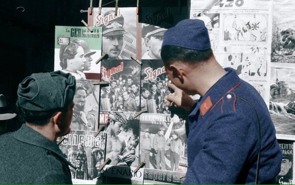 Полтава, немец с итальянцем высматривают новый выпуск журнала "Сигнал".