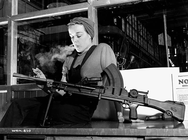 Вероника Фостер, служащая компании John Inglis Co. Ltd., известная под именем «Ronnie, Bren Gun Girl», позирует с готовым Bren Mk1 на заводе John Bond в Торонто, Канада, 1941