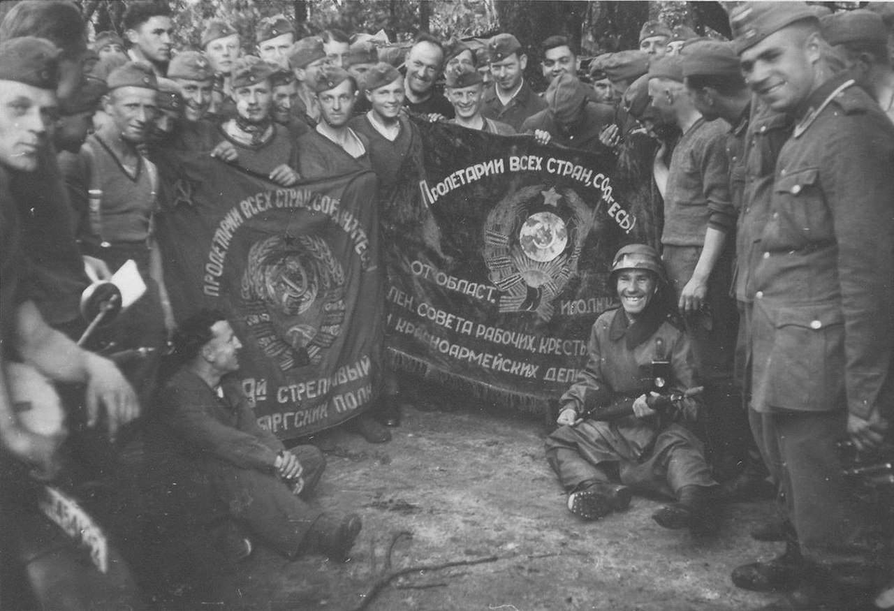 Немецкие солдаты с трофейными советскими знамёнами. 1941 год. 