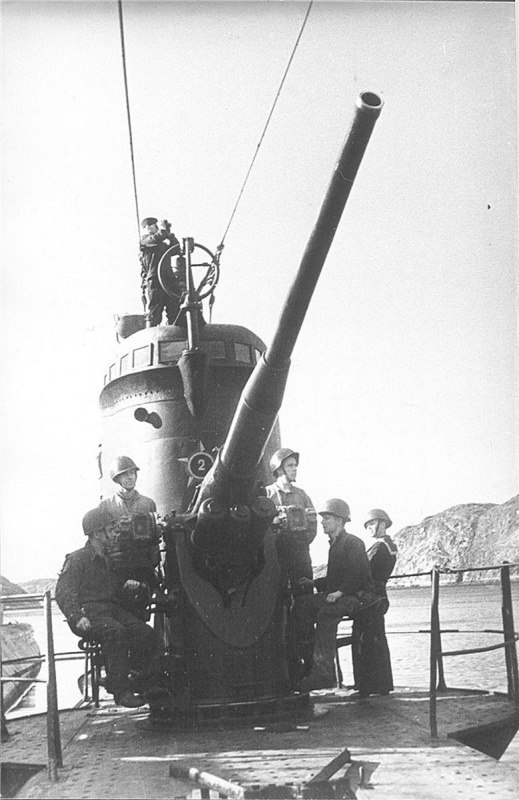 Расчет 100-мм орудия Б-24ПЛ подводной лодки «Л-20».