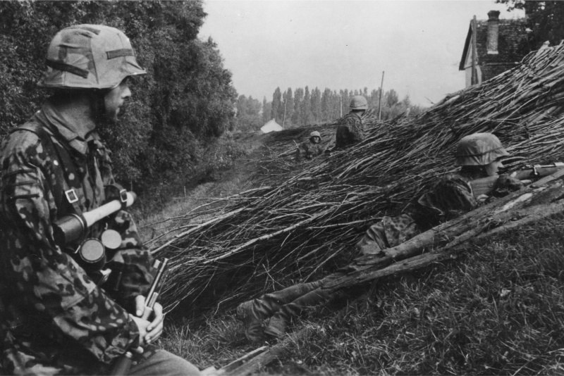 Солдаты 18-й дивизии СC «Хорст Вессель» во время подавления Словацкого восстания.