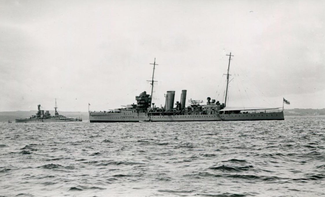 Тяжелый крейсер Йорк 11 июля 1931г.Вдали слева линейный крейсер Ринаун