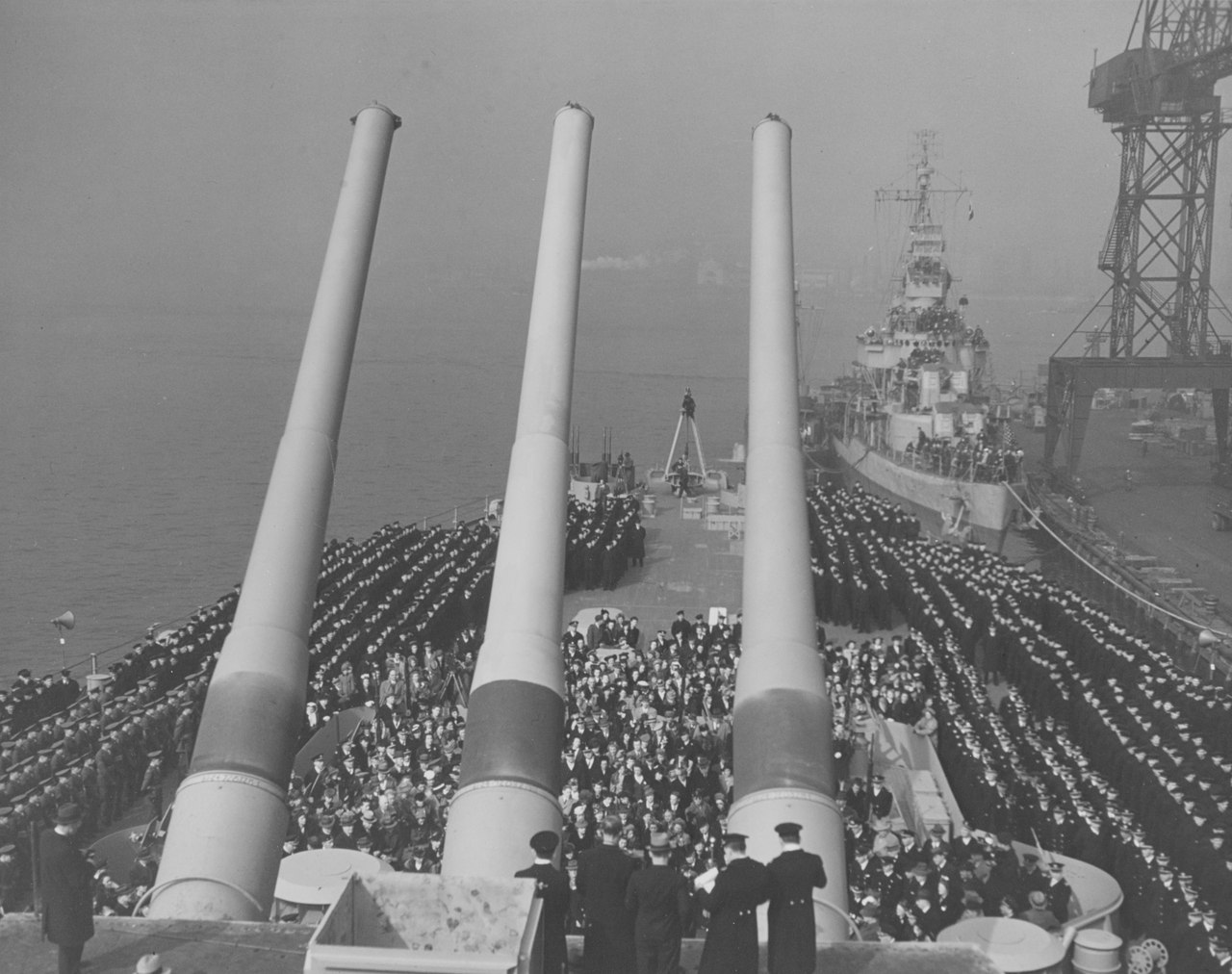 Церемония вступления в строй линкора Айова 2 февраля 1943г.На заднем плане эсминец Уэйнрайт