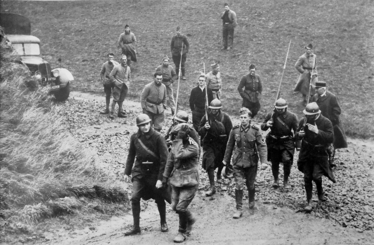 Французские солдаты во главе с офицером конвоируют немецких пленных 