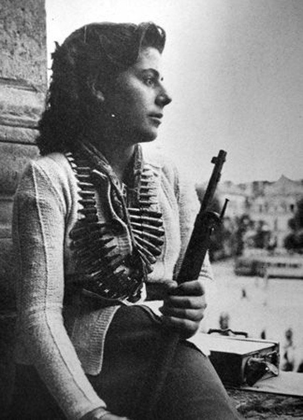 Девушка из числа бойцов французского сопротивления во время Парижского восстания.Франция ,1944 год.