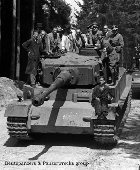 Альберт Шпеер и группа офицеров Вермахта, во время испытаний танка "Тигр".