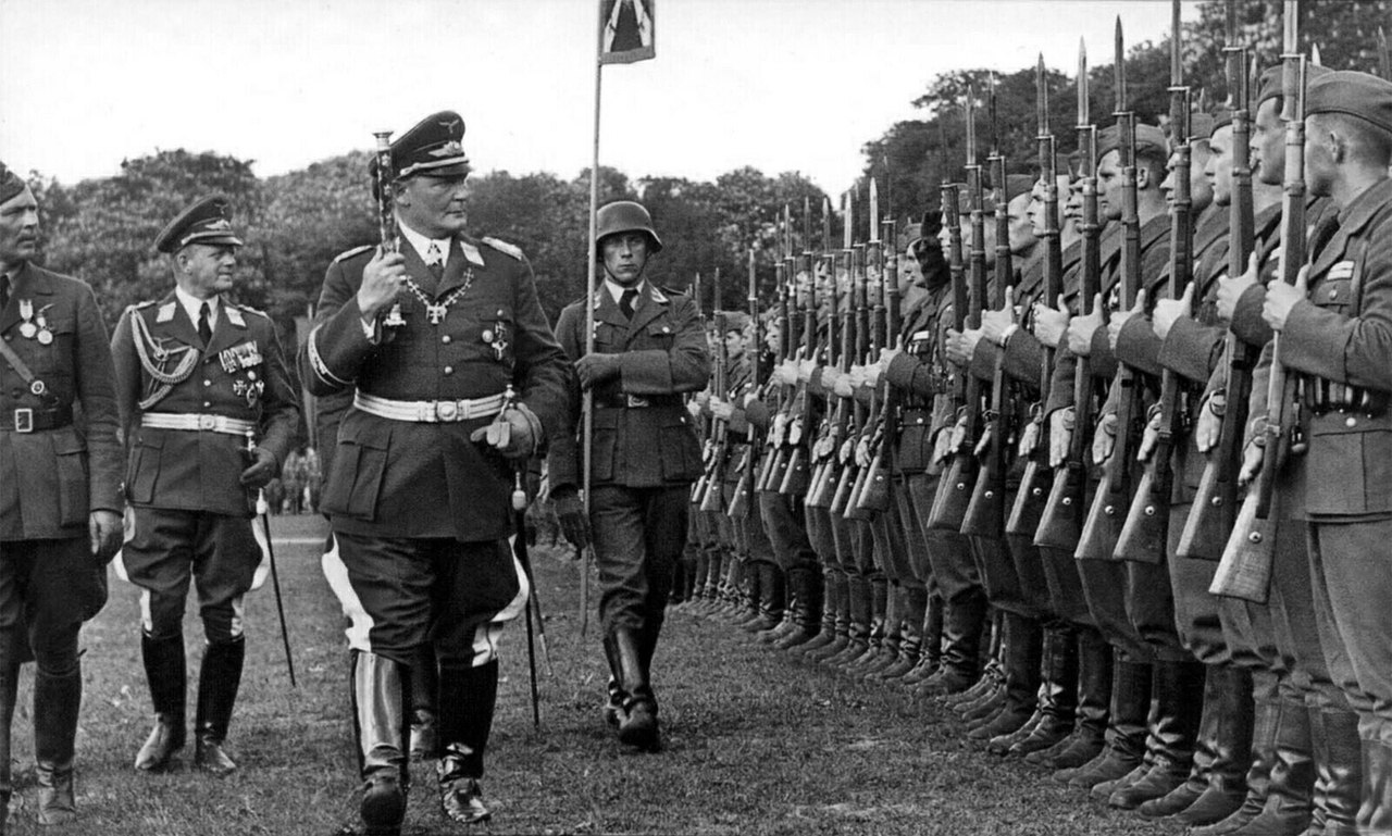 Рейхсмаршал Герман Геринг производит смотр легиона «Кондор».