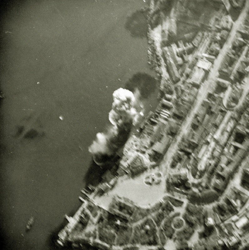 Попадание немецкой авиабомбы в крейсер "Червона Украина", г. Севастополь 12.11.1941 г.