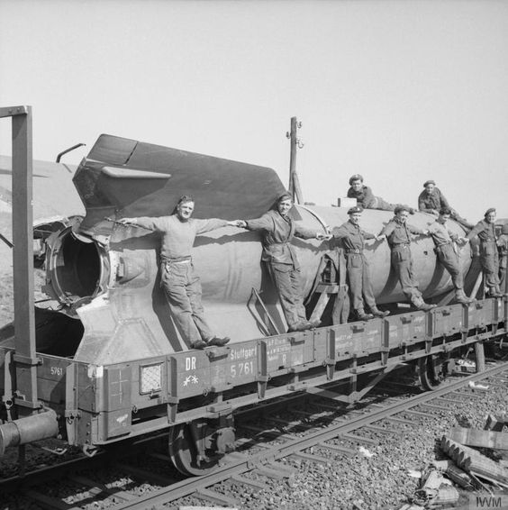 Британцы шуткуют у ракеты ФАУ-2 погруженной на железнодорожную платформу. 1945г.