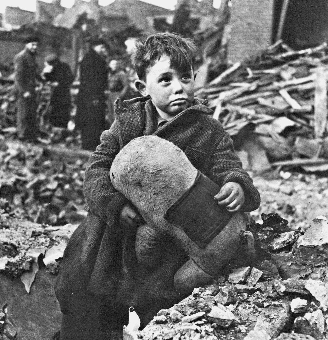 Лондонский мальчик на развалинах своего дома, разрушенного ракетой Фау-2, Вторая мировая.